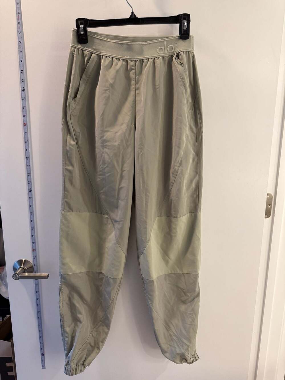 Alo Yoga High-Waist It Girl Pant in Gravel